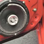 Коаксіальний динамік 165 мм, встановлений у дверях Honda S2000 після апгрейду аудіосистеми без підсилювача.