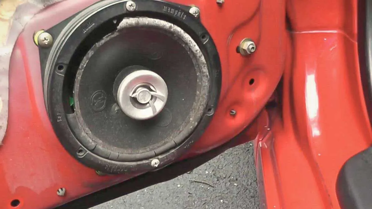 Коаксіальний динамік 165 мм, встановлений у дверях Honda S2000 після апгрейду аудіосистеми без підсилювача.